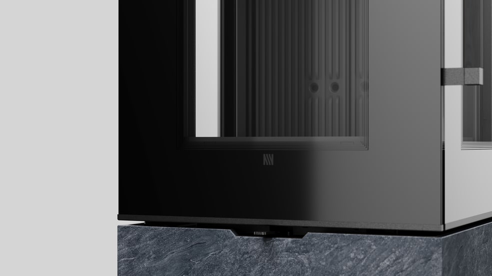 AXAM freistehender Stahlkaminofen in In-Side Pietra di Cardoso Grigio Sinterquarz, schwarze Auskleidung