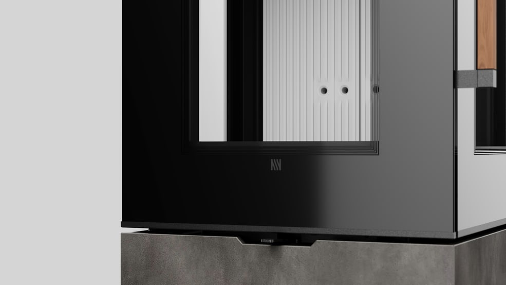 AXAM freistehender Stahlkaminofen in Calce Nero Sinterquarz, weiße Auskleidung